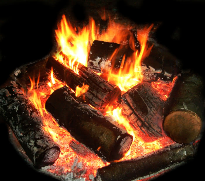 Holzfeuer - Feuer erlaubt das Garen und Braten von Fleisch und Fisch